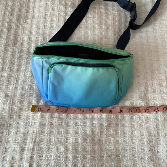 Away Aura collection The Everywhere sling bag - Picture 8 of 9